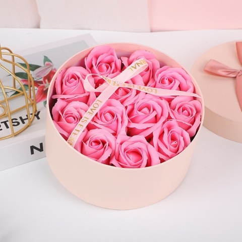 BUKIET ZAPACHOWYCH KWIATÓW MYDLANYCH W OZDOBNYM PUDEŁKU RÓŻOWE RÓŻE