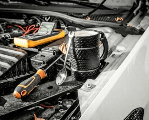 Kubek ceramiczny OPONY czarny klucz z łyżeczką mechanika PREZENT