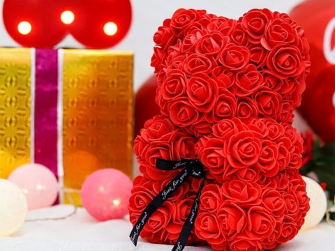 MIŚ Z PŁATKÓW RÓŻ W PUDEŁKU + ZAWIESZKA SERCE DO AUTA WALENTYNKI DZIEŃ KOBIET